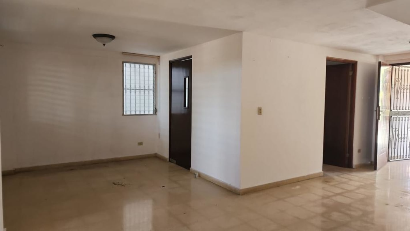 Bedroom with ample windows in fixer upper home Altos de Santa María Condado del Rey Panama