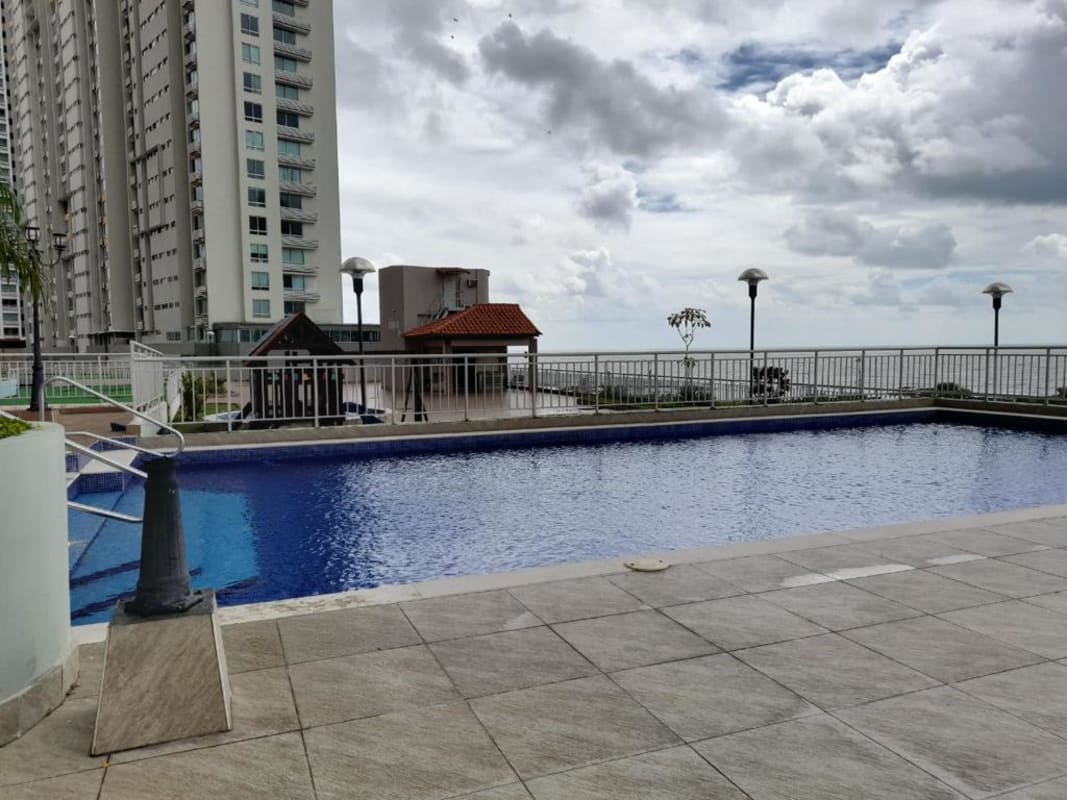 Modern 2BR Apartment with Pool PH San Francisco Bay