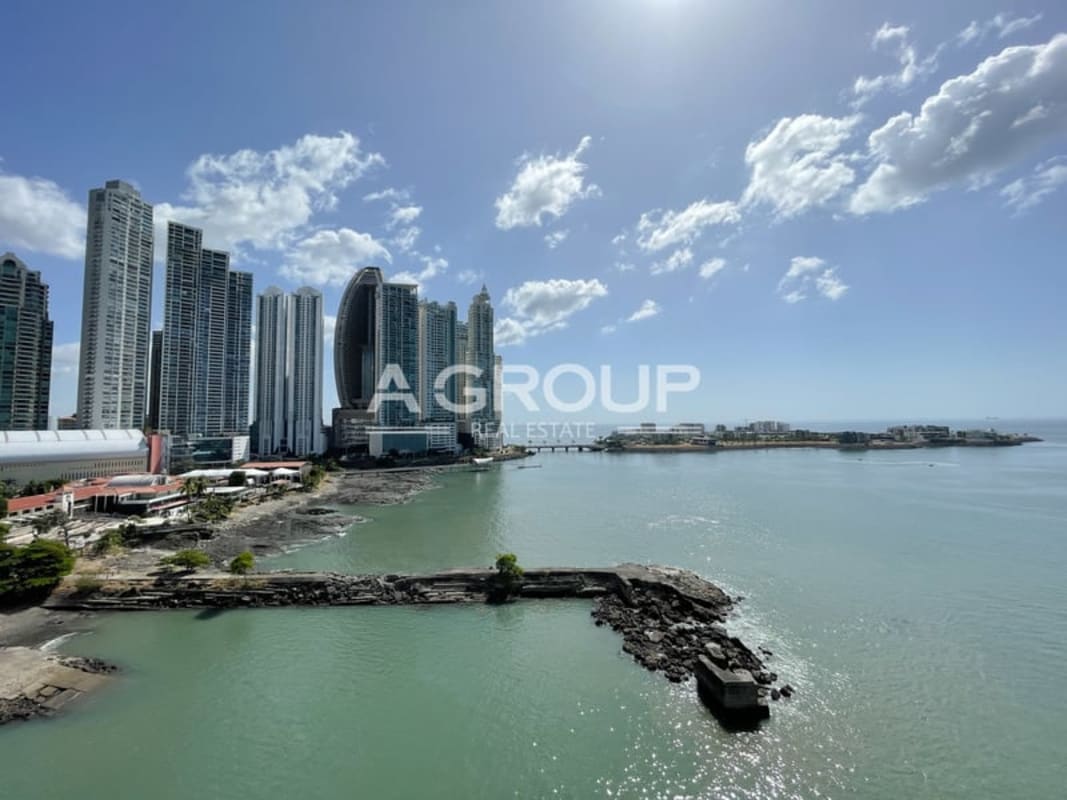 Master bathroom with double sinks, marble finishes, large mirrors and ocean views Sea Point Punta Paitilla