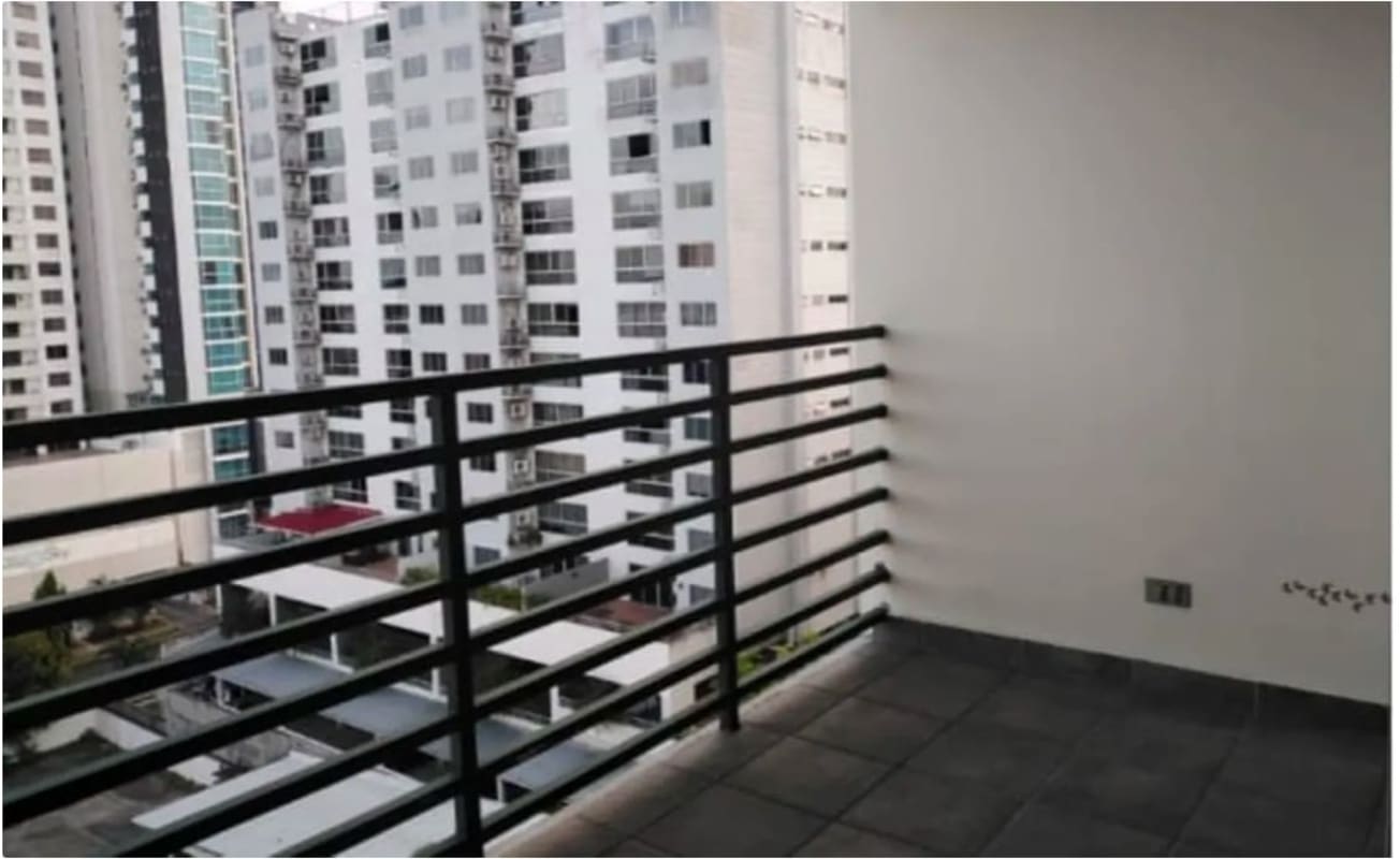 Modern bathroom with granite vanity, undermount sink, and toilet in PH Parque Lefevre apartment