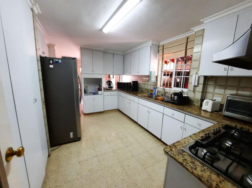 Private terrace with garden seating area in Panama house for sale La Alameda neighborhood