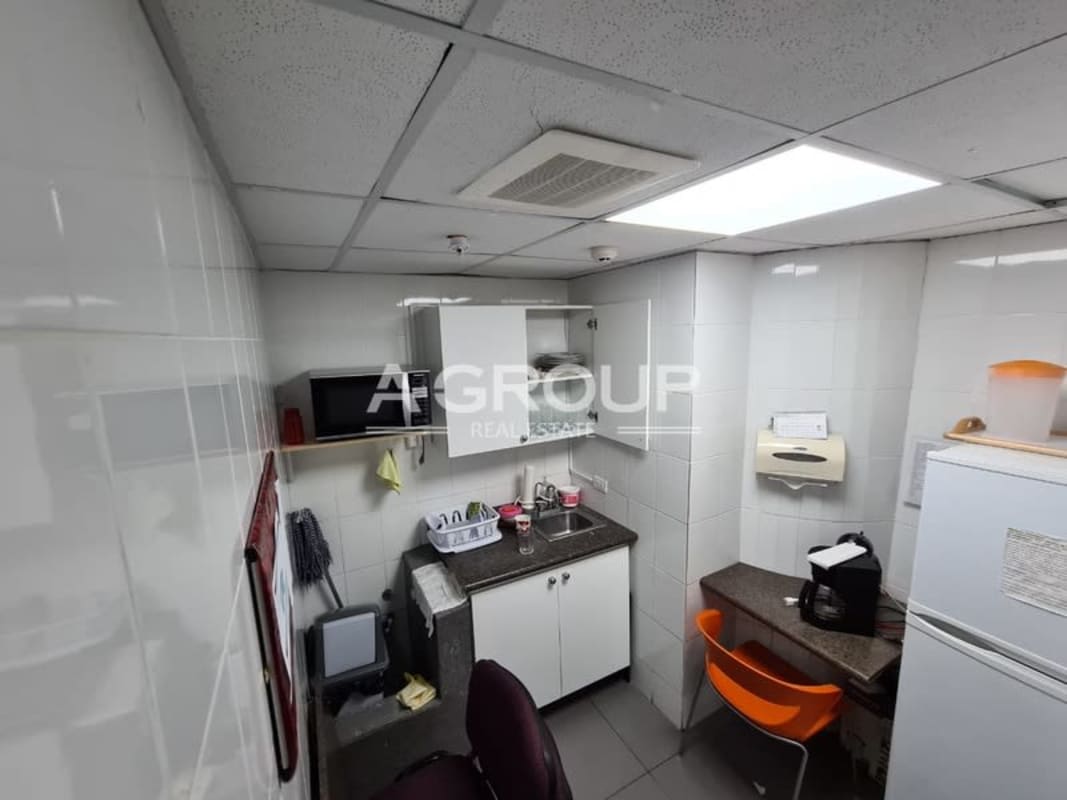 Floor-to-ceiling windows with skyline view from rentable office in Punta Pacifica