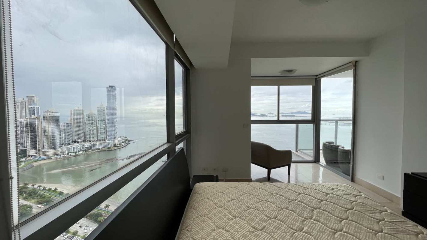 Contemporary kitchen with stainless steel appliances, marble flooring in PH Yoo Panama Avenida Balboa