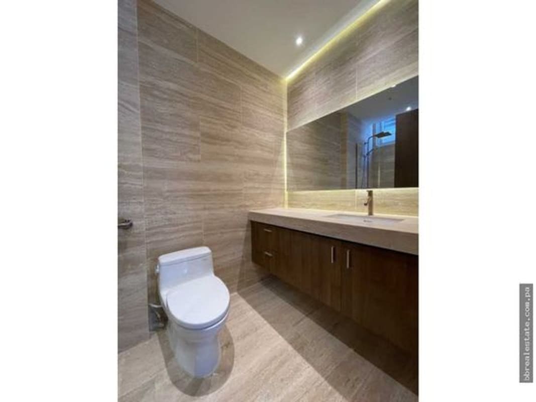 Modern secondary bedroom with large window, skyline view, walk-in closet PH The Towers Panama