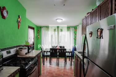 Covered terrace with jacuzzi and nature views in Altos del Maria mountain house Panama