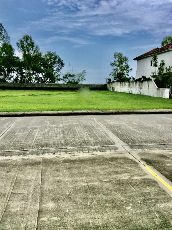 Vacant residential lot facing Pacific Ocean beside sidewalk and road in Costa del Este