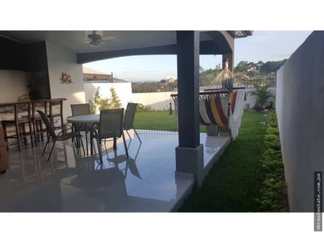 Spacious patio with dining, hammock and outdoor bar Green Villas Las Cumbres Panama City