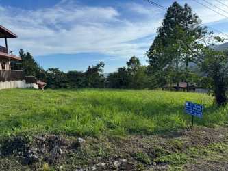 Grassy lot with adjacent house, for sale in Altos del María La Toscana, residential mountain community