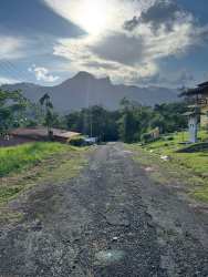 Paved mountain road with panoramic views and homes in Altos del María La Toscana sector