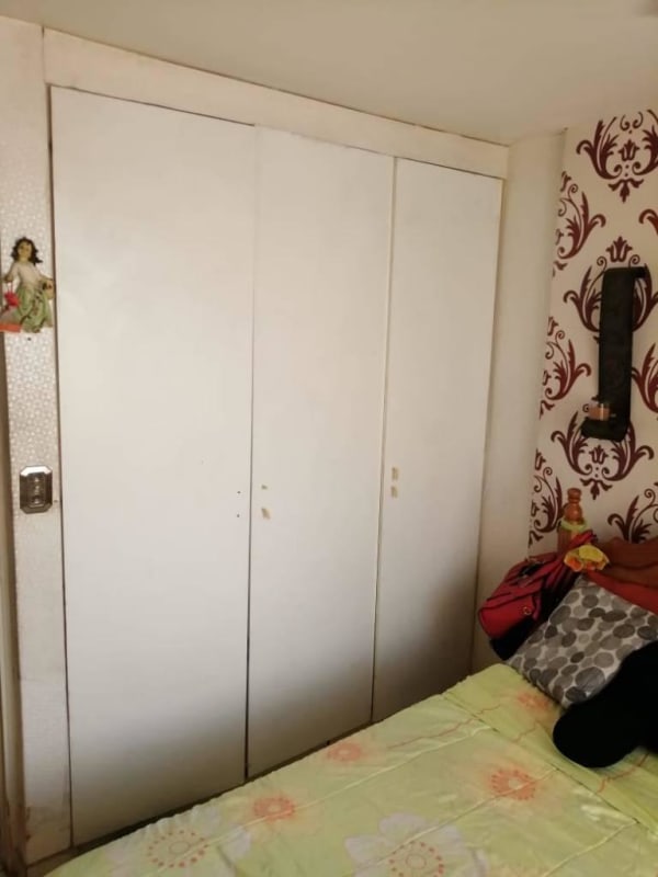 Bedroom with built-in wardrobe and floral wallpaper Mystic Hills Panama