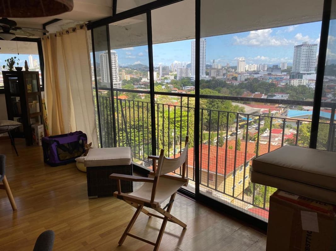 Secondary bedroom with closet space and bright window at PH Tabasará El Carmen Panama City