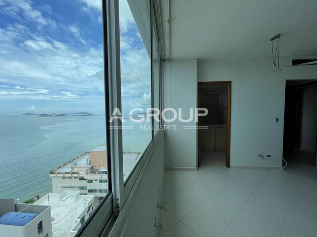 Floor-to-ceiling windows with sweeping ocean panorama in PH Peninsula Punta Paitilla apartment Panama City