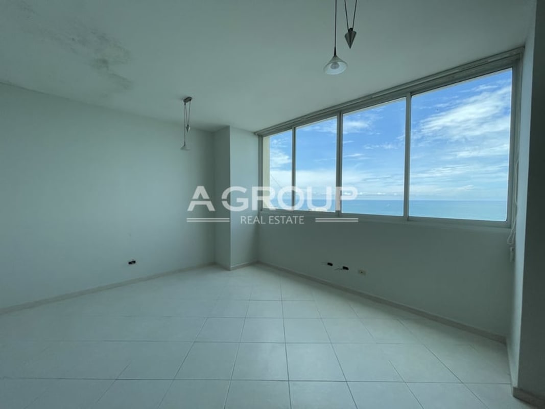 Room with expansive floor-to-ceiling glass overlooking Pacific ocean in PH Peninsula Punta Paitilla apartment