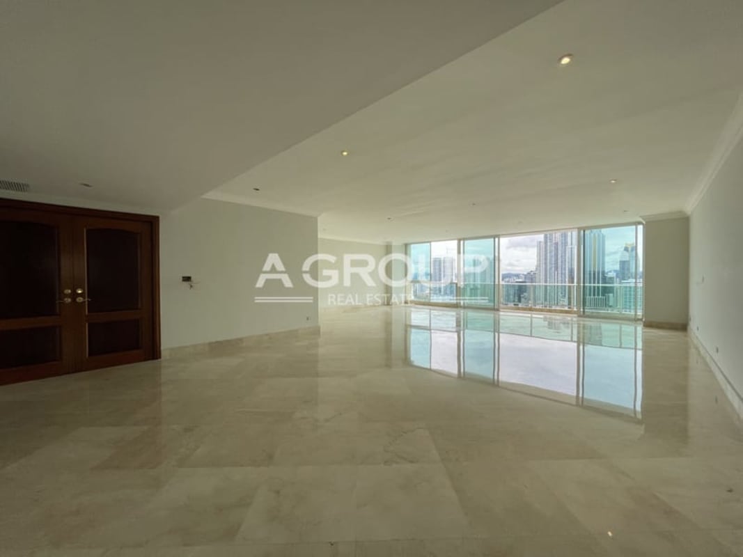 Expansive empty living space with marble floors and city skyline views in PH Peninsula Punta Paitilla
