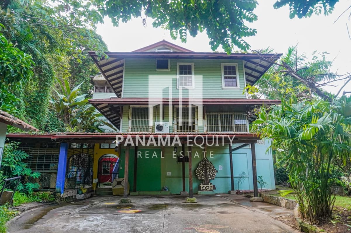 Two-level terrace with lush tropical garden Ancon Panama duplex sale