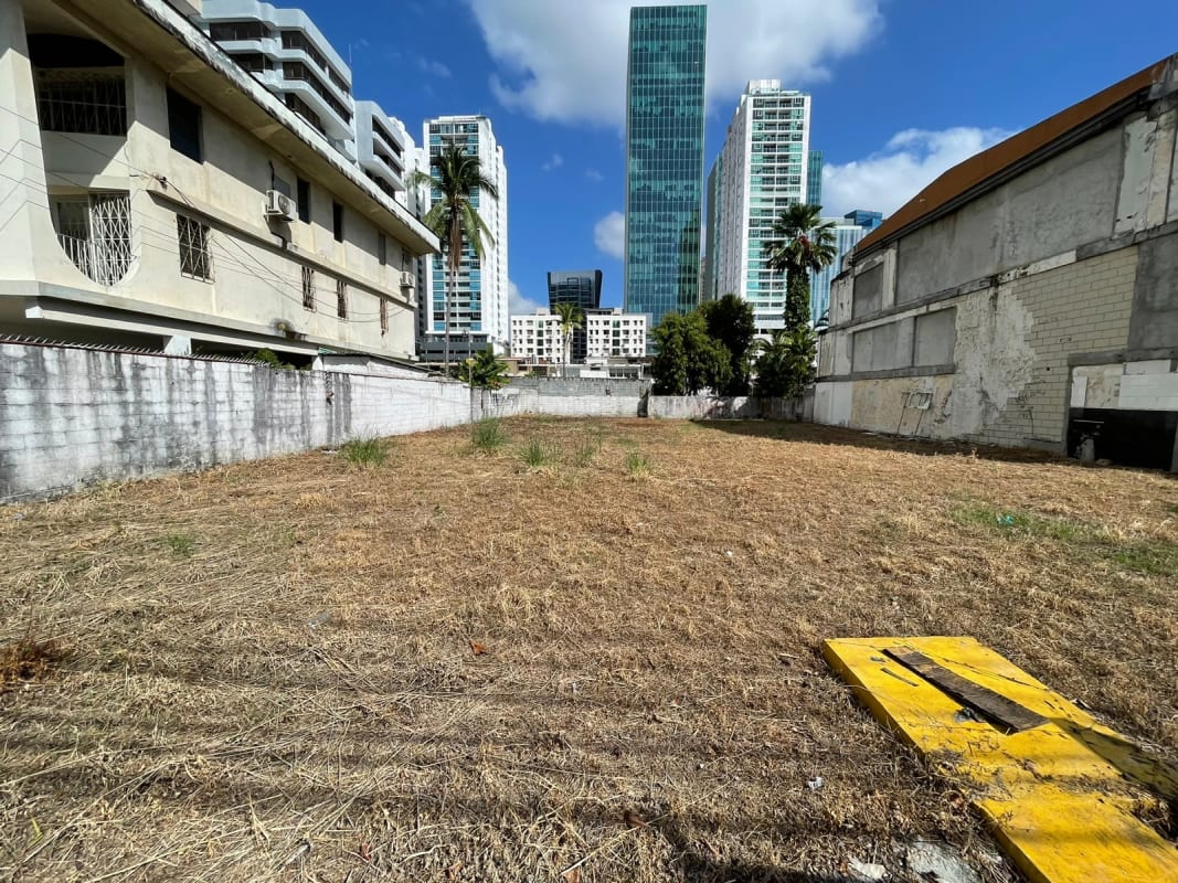 Buildable empty plot Panama City upscale area near bay and park