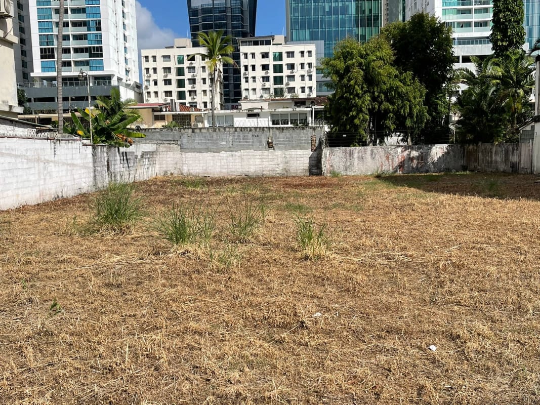 Empty urban lot with boundary walls, dry terrain near high-rise buildings Punta Paitilla