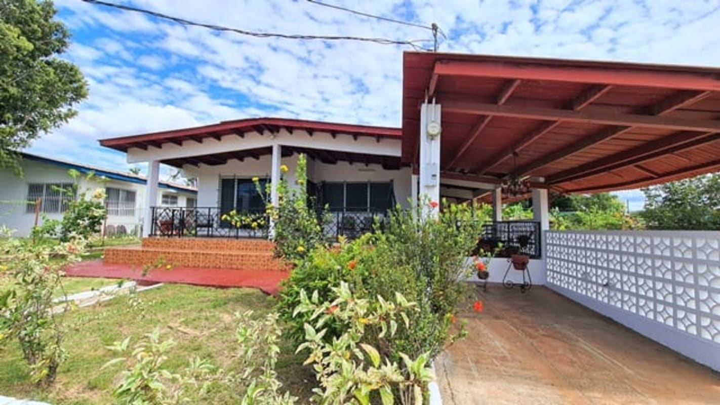 Ample terrace with garden view in Villa Cecilia Pedregal house Panama