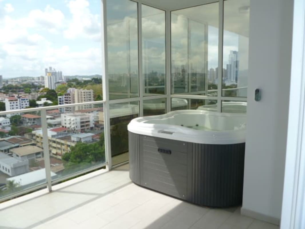 Furnished master bedroom with park view, walk-in closet in PH Quadrat San Francisco Panama