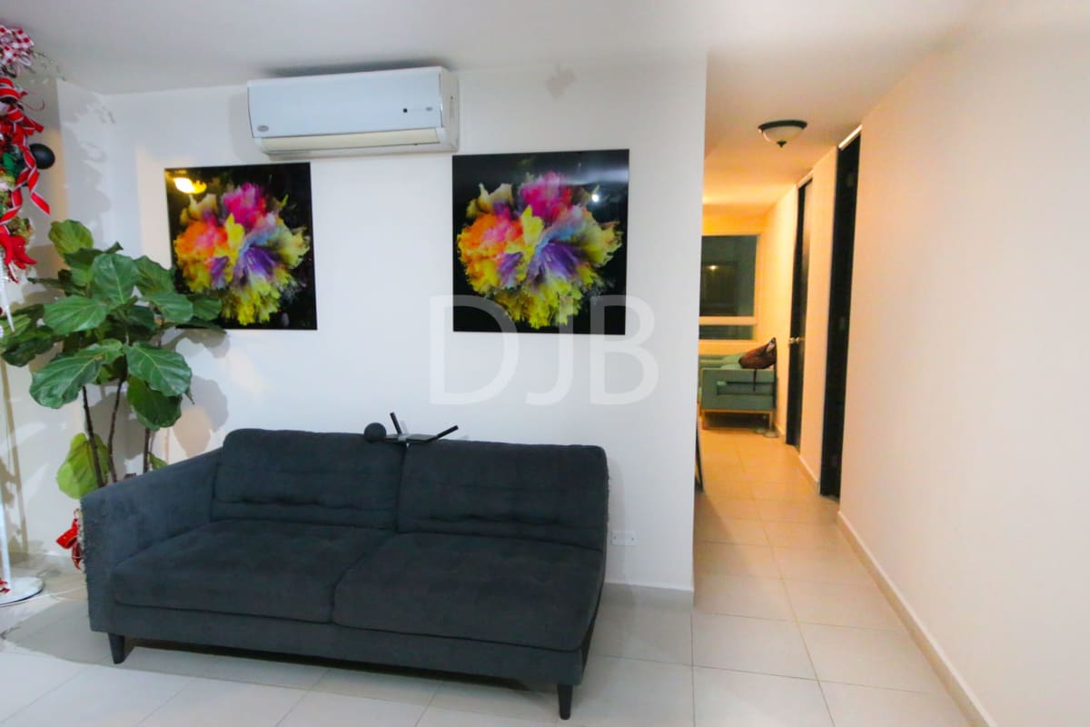 Building amenities pool and sun deck PH Park View apartment San Francisco Panama