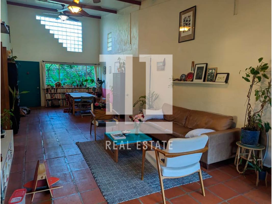 Spacious living room, high ceiling, terracotta floor, garden access, Diablo Panama