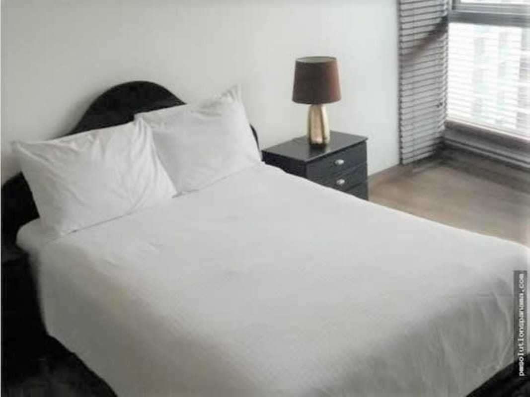 Secondary bedroom with built-in closet, window, wood floors, PH Grandbay Panama