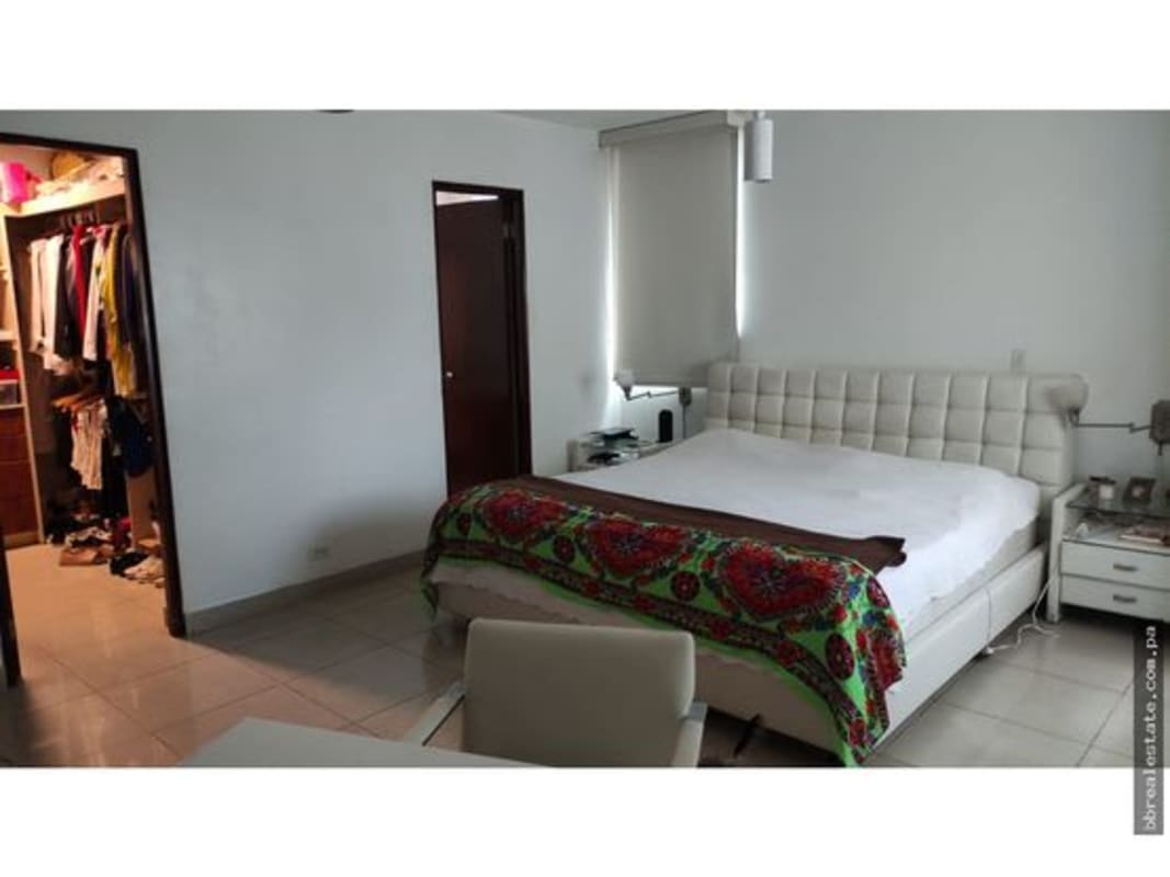 Bright bedroom with built-in closet tile floor AC in PH Vista del Sol Punta Paitilla Panama