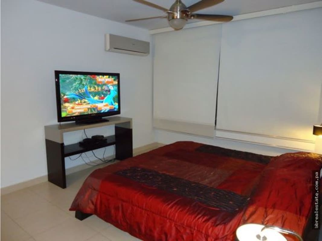 Large bedroom with en-suite bath city skyline view PH Tao San Francisco Panama