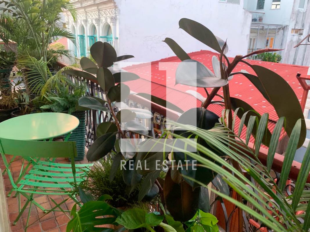 Eclectic living room with vintage furniture and colonial tiles PH Casa Garay Casco Viejo