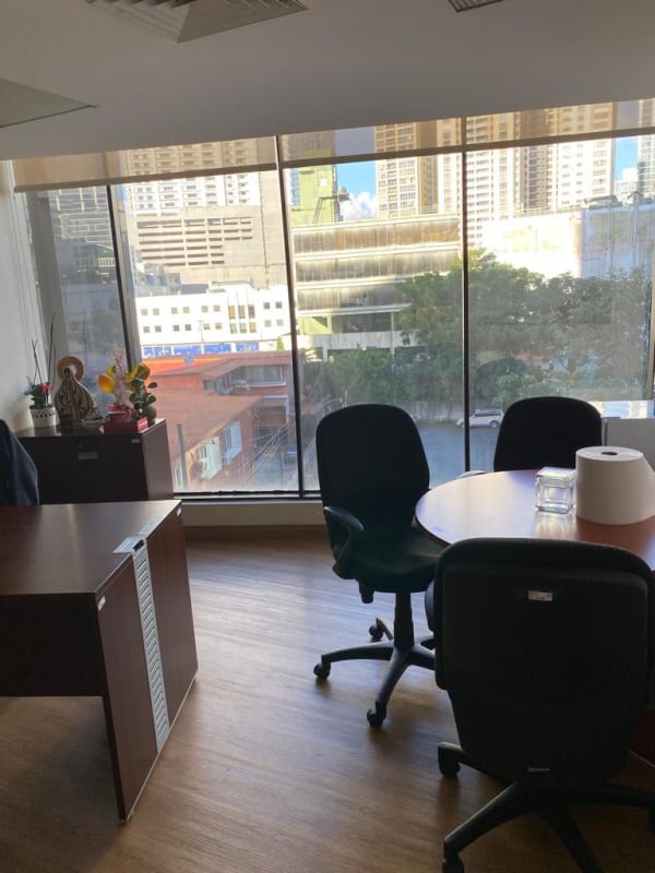 Conference meeting room with projector and window blinds Edificio Central Panama