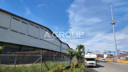 Loading dock area of warehouse in Zona Libre Colón suited for container trucks