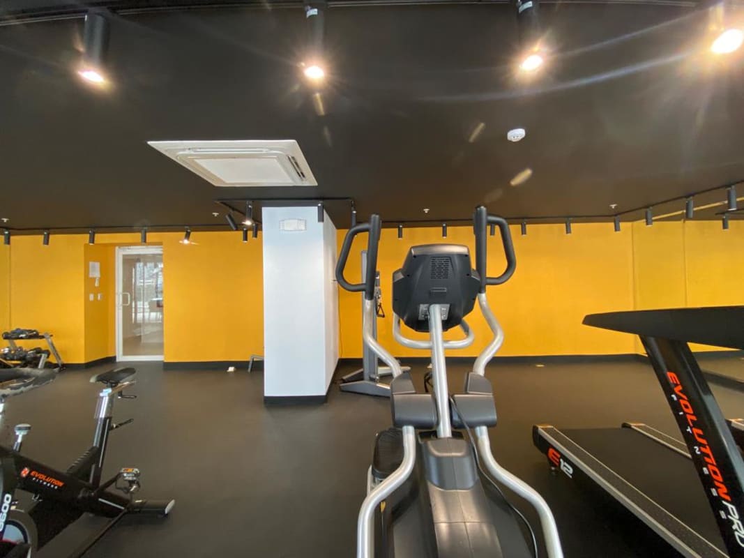 Stylish lobby with white sofas, wood paneling, marble flooring, green ceiling in PH Green View Panama