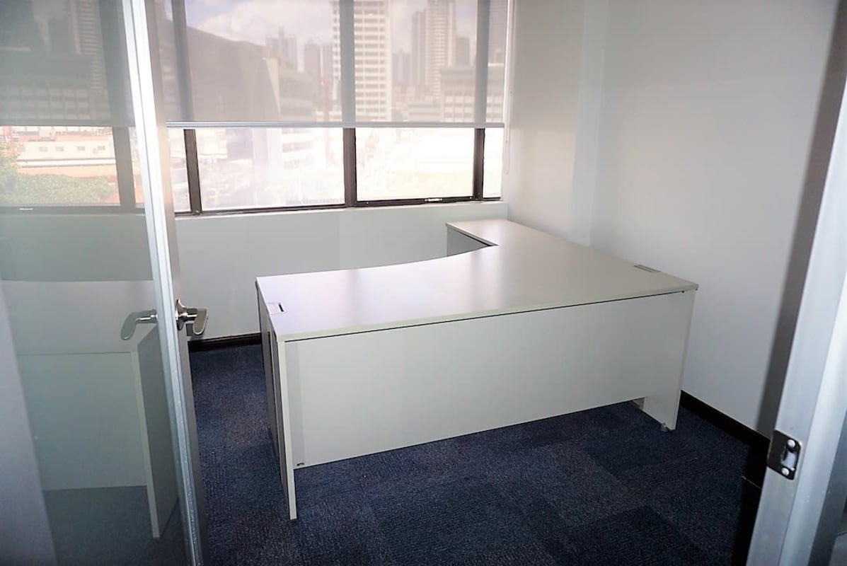 Private corner office with natural light finished walls carpet in PH BICSA Tower Obarrio