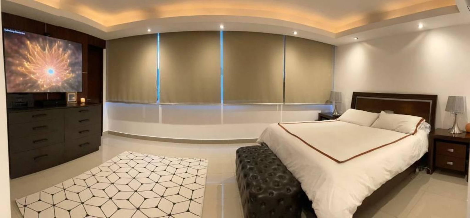 Minimalist dining room with chandelier, light wood flooring PH Infinity San Francisco Panama