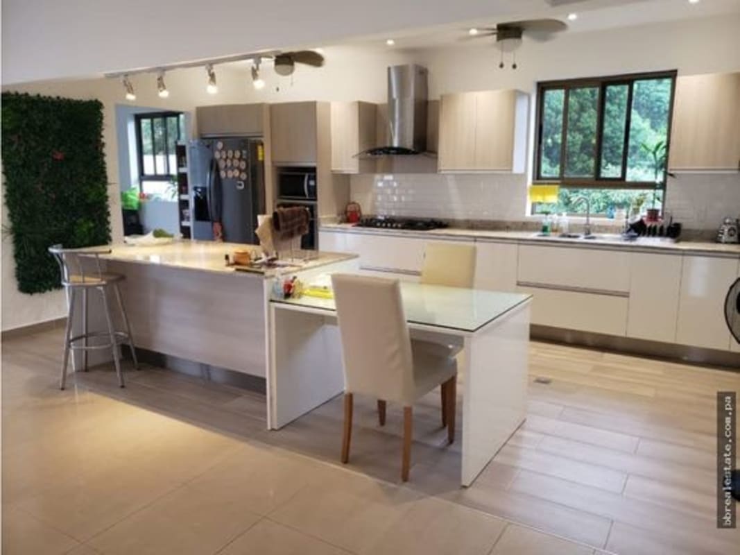 Modern kitchen with large windows, island, appliances and vertical garden in PH Provenza Panama