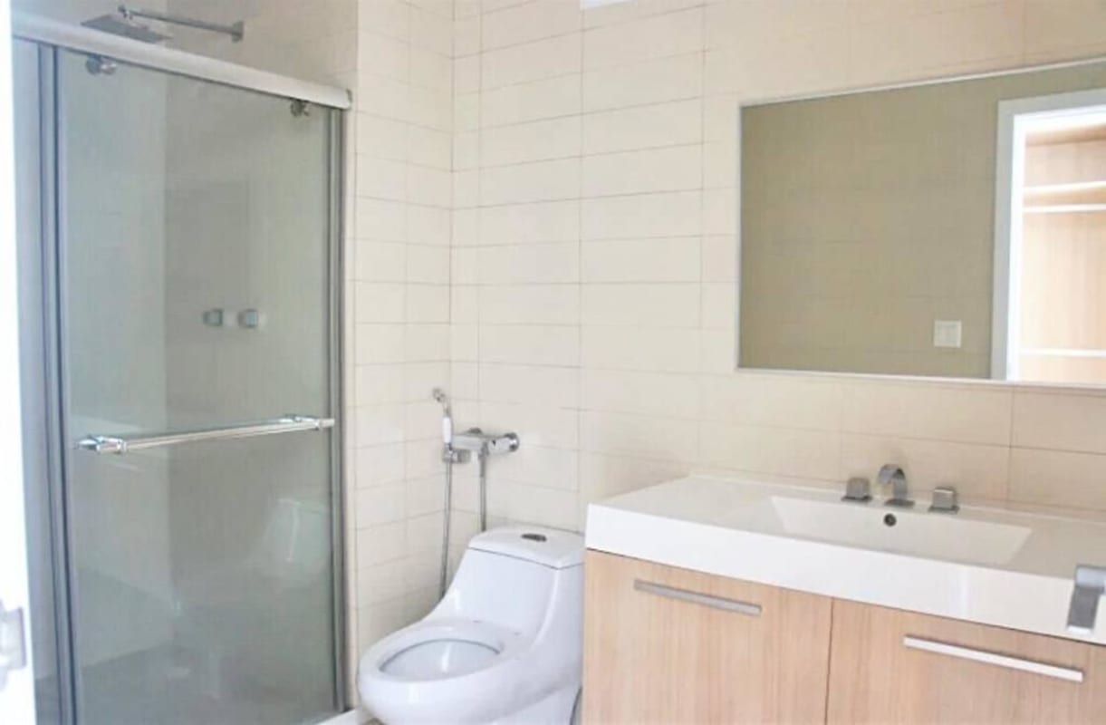 Bathroom with vanity toilet glass shower PH Infinity San Francisco Panama