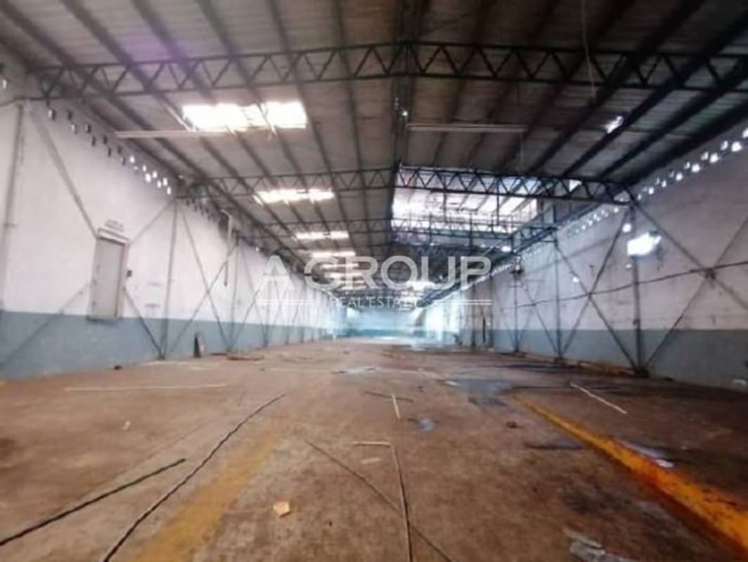 Spacious industrial warehouse interior with high ceiling and steel beams in Pueblo Nuevo Panama