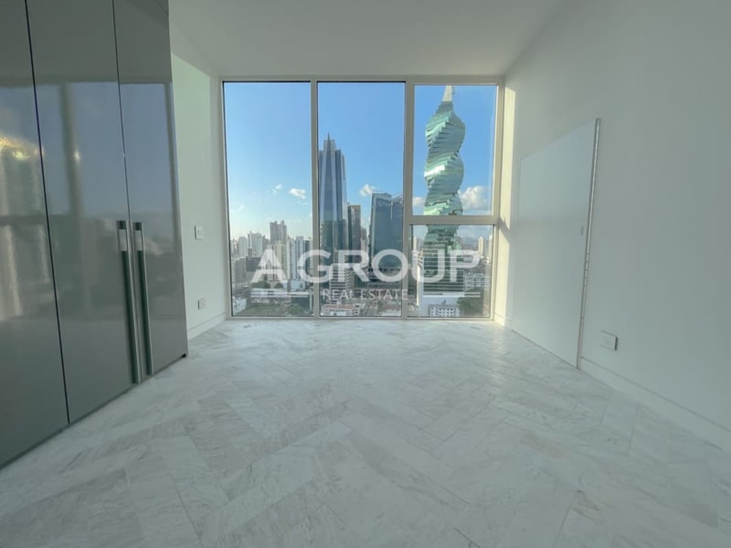 Modern bathroom with marble finishes and glass shower in PH Wanders & Yoo Panama