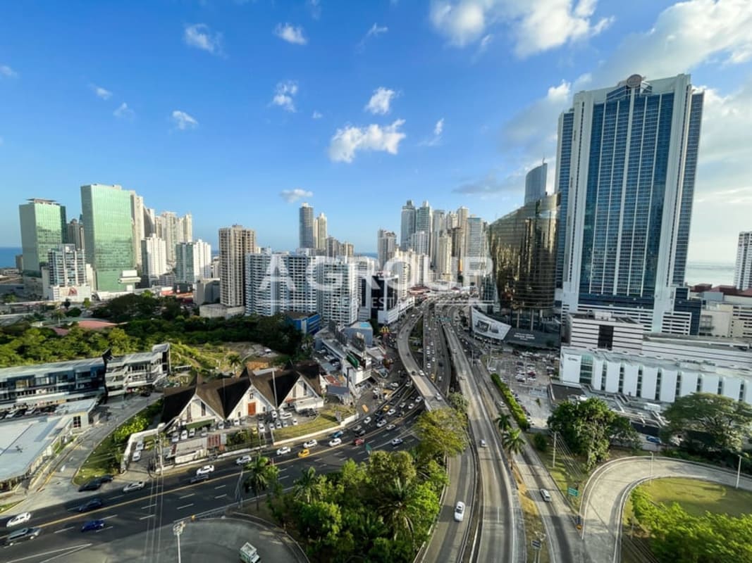 Infinity-edge swimming pool with city skyline view in PH Wanders & Yoo Panama