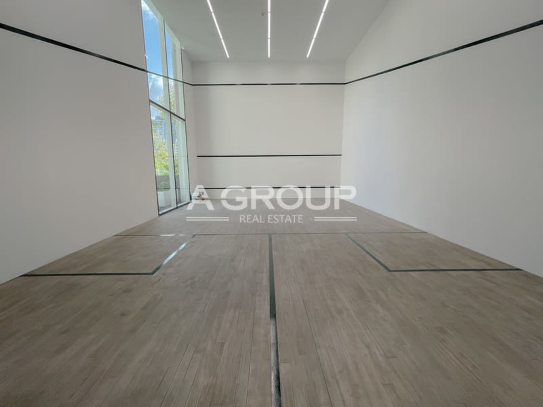 Indoor squash court with wood floors in PH Wanders & Yoo Panama City