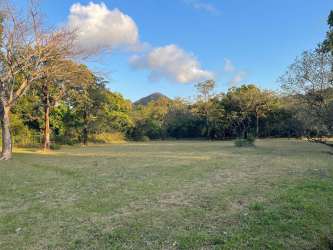 Natural landscape view of empty lot land for sale with trees El Valle Coclé Panama