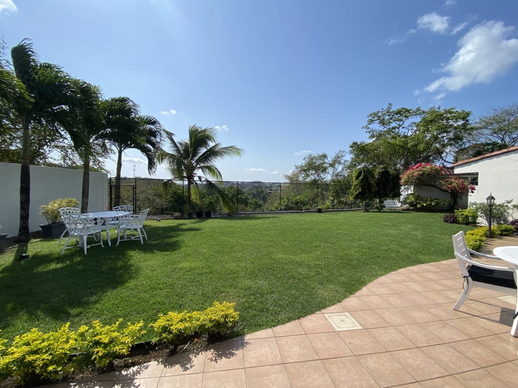 Large 4BR One-Level Home with Garden Las Cumbres Panama
