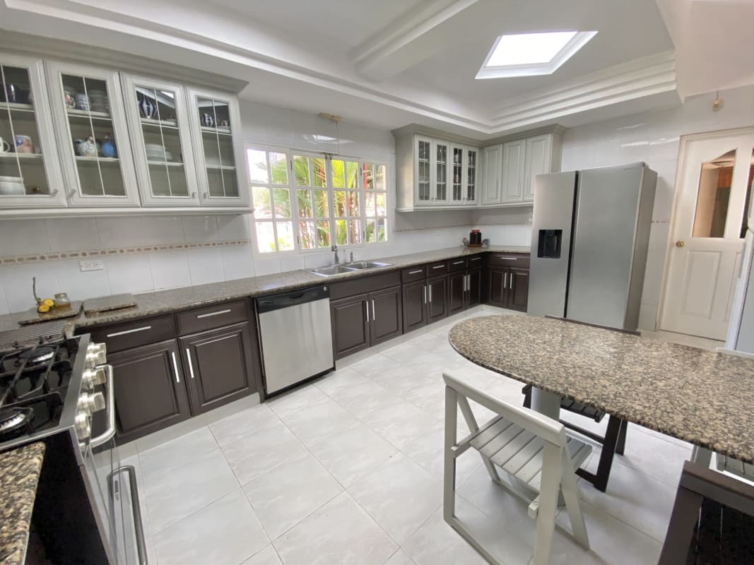 Traditional large kitchen with granite counters, skylight, stainless appliances Las Cumbres Panama