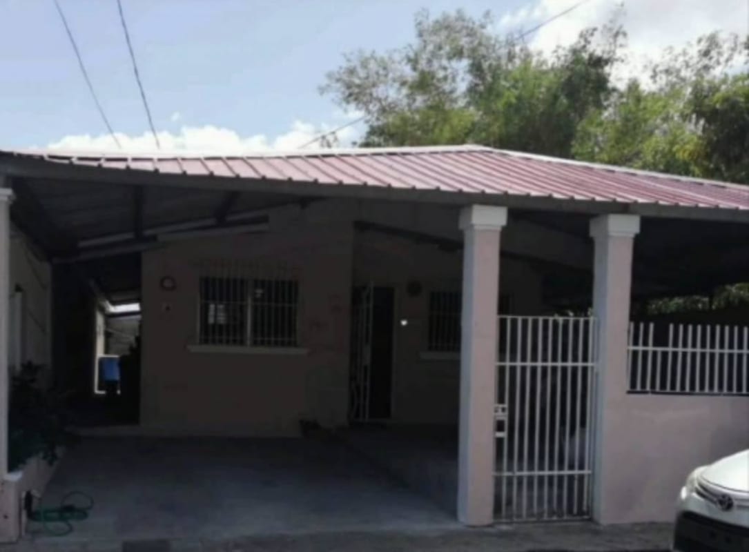 Dining area with black dining set, ceiling light and wall clock in Villa Belén Tocumen Panama