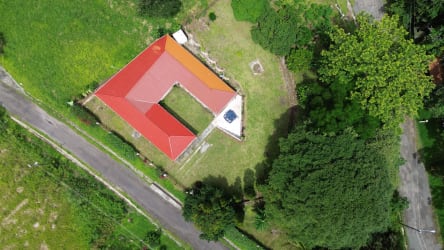 Traditional style kitchen with wood cabinets, granite counters, gas stove in mountain house Altos del María