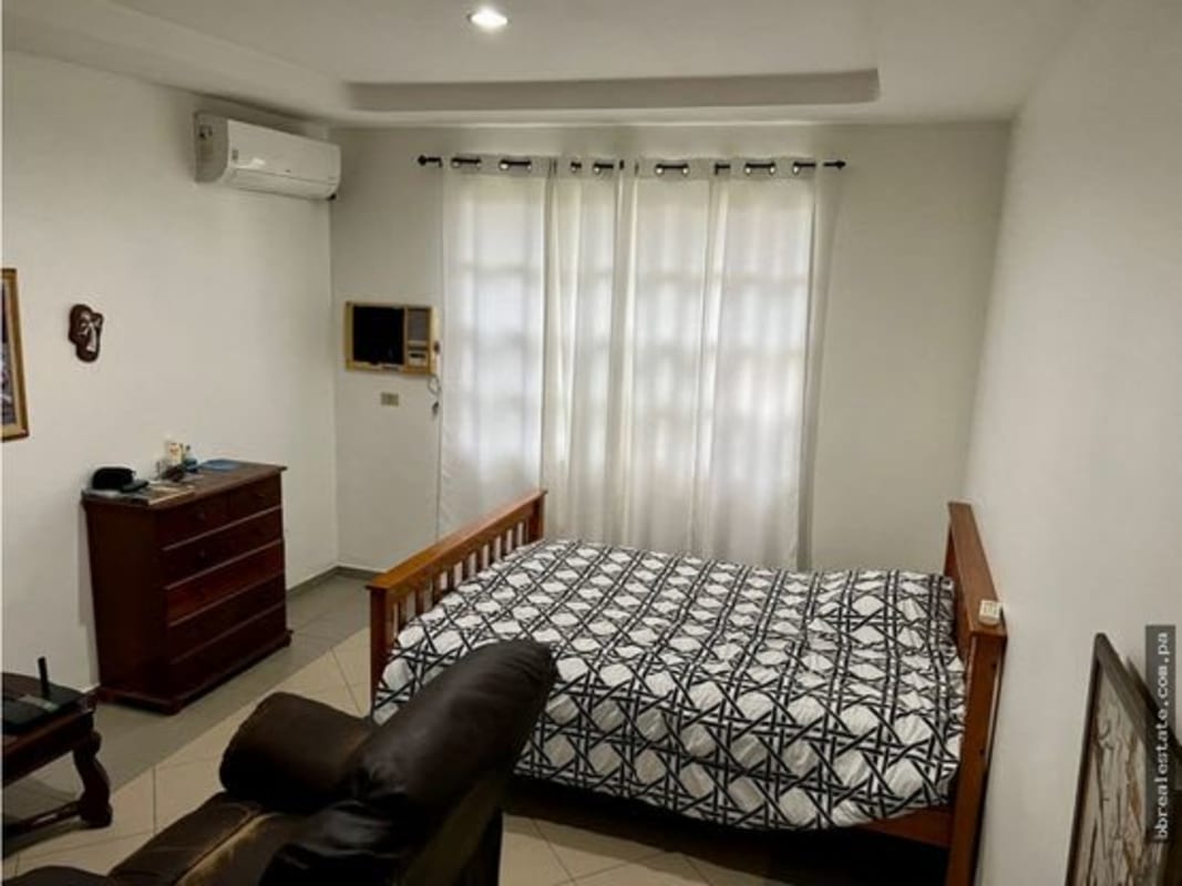 Bedroom with split AC, ceramic tiled floor and window at Las Cumbres house Panama