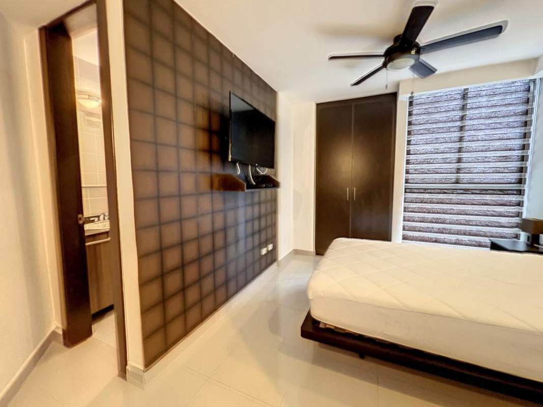 Infinity pool with sun deck and panoramic city view PH Residencial del Sol Carrasquilla Panama