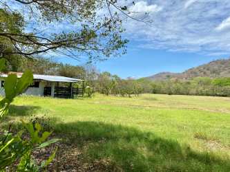 Rustic barn amid flat pasture with trees and mountain views Capira