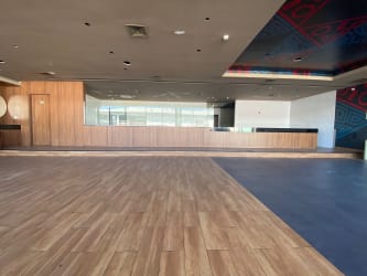 Spacious contemporary lobby with wood panel reception Plaza Más Colón Panama