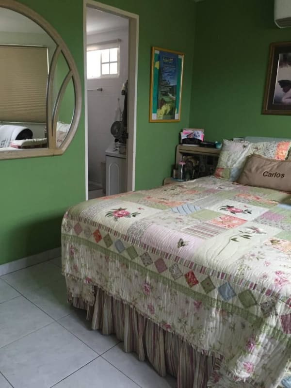 Cozy bedroom with green walls, patchwork quilt, air conditioning and en suite bathroom Green Valley Clayton Panama